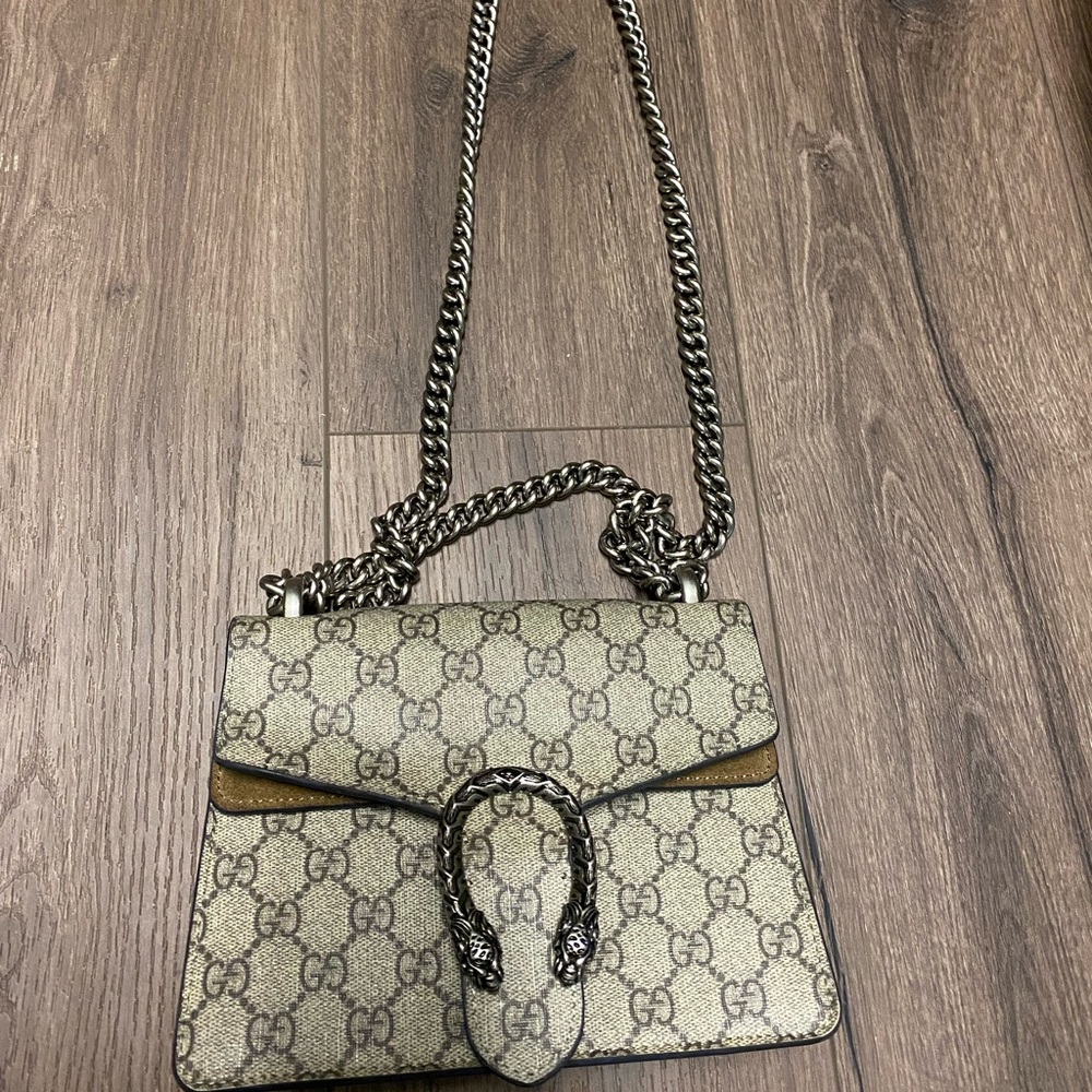 - Chain bag